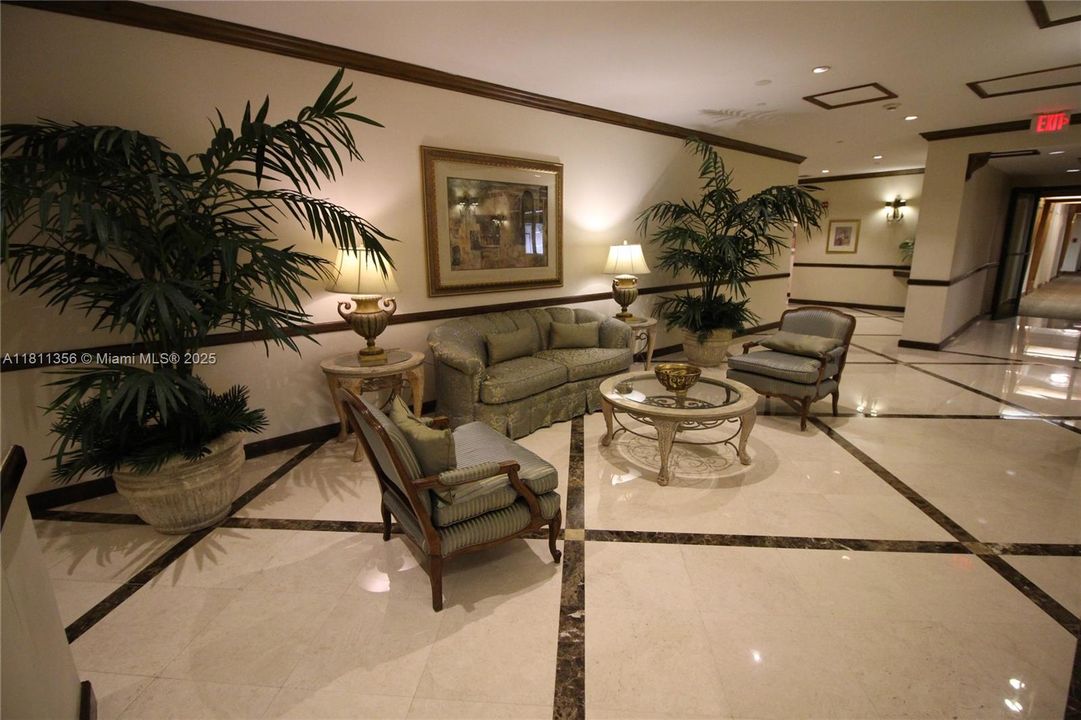 待售: $215,000 (1 贝兹, 1 浴室, 918 平方英尺)