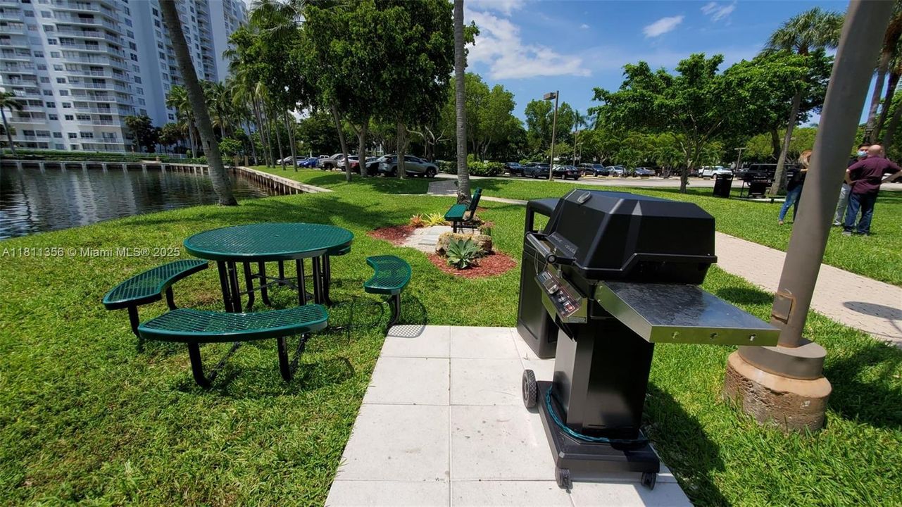 待售: $215,000 (1 贝兹, 1 浴室, 918 平方英尺)