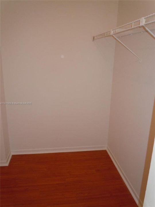 待售: $215,000 (1 贝兹, 1 浴室, 918 平方英尺)