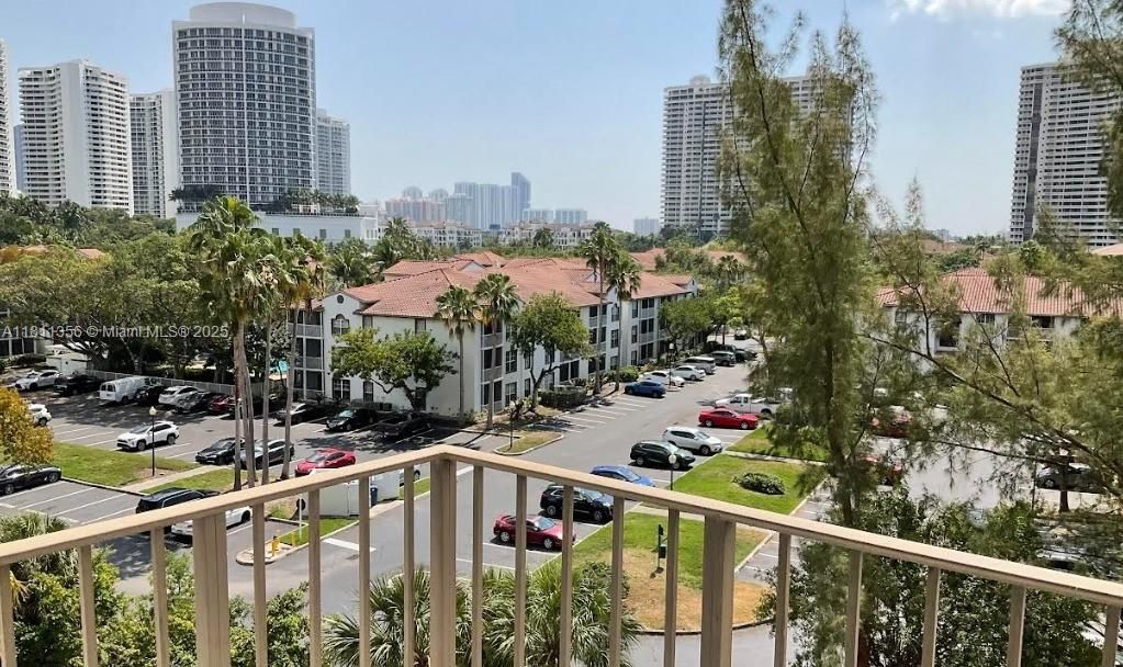 待售: $215,000 (1 贝兹, 1 浴室, 918 平方英尺)