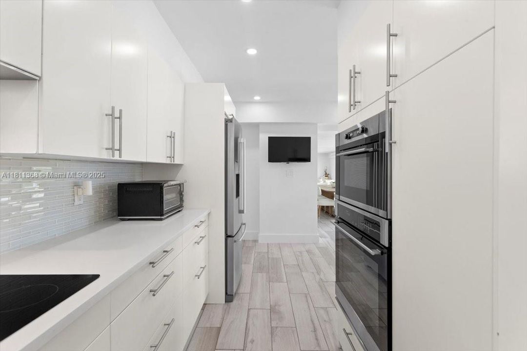 For Sale: $6,200,000 (3 beds, 2 baths, 3079 Square Feet)