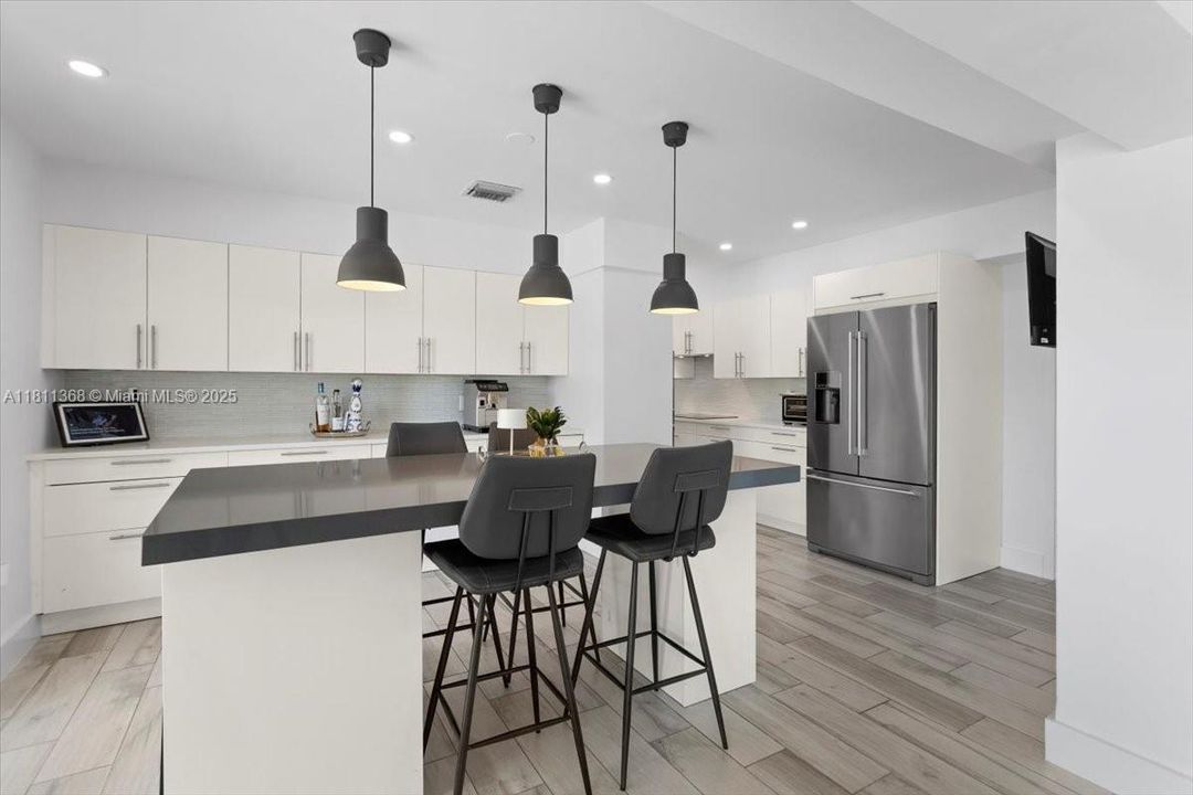 For Sale: $6,200,000 (3 beds, 2 baths, 3079 Square Feet)