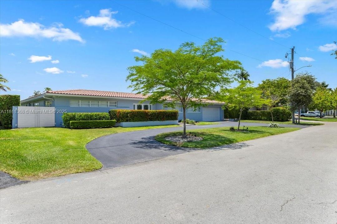 For Sale: $6,200,000 (3 beds, 2 baths, 3079 Square Feet)