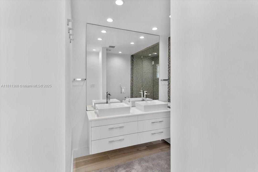 For Sale: $6,200,000 (3 beds, 2 baths, 3079 Square Feet)