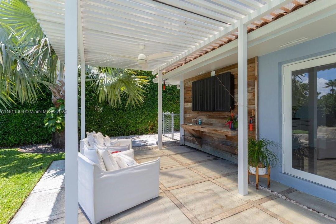 For Sale: $6,200,000 (3 beds, 2 baths, 3079 Square Feet)