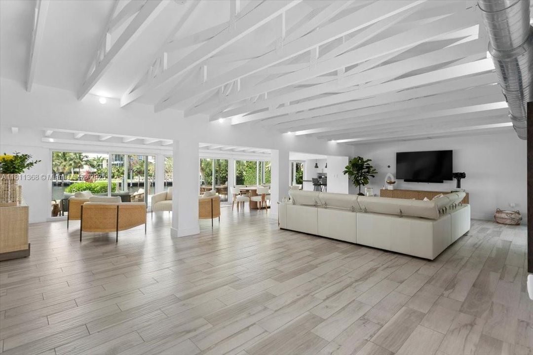 For Sale: $6,200,000 (3 beds, 2 baths, 3079 Square Feet)