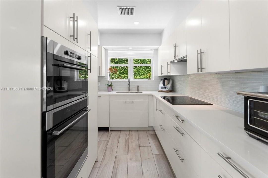 For Sale: $6,200,000 (3 beds, 2 baths, 3079 Square Feet)