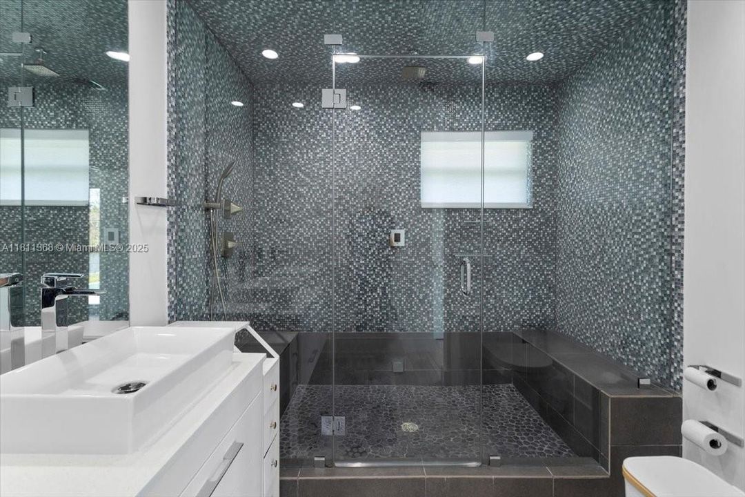 For Sale: $6,200,000 (3 beds, 2 baths, 3079 Square Feet)