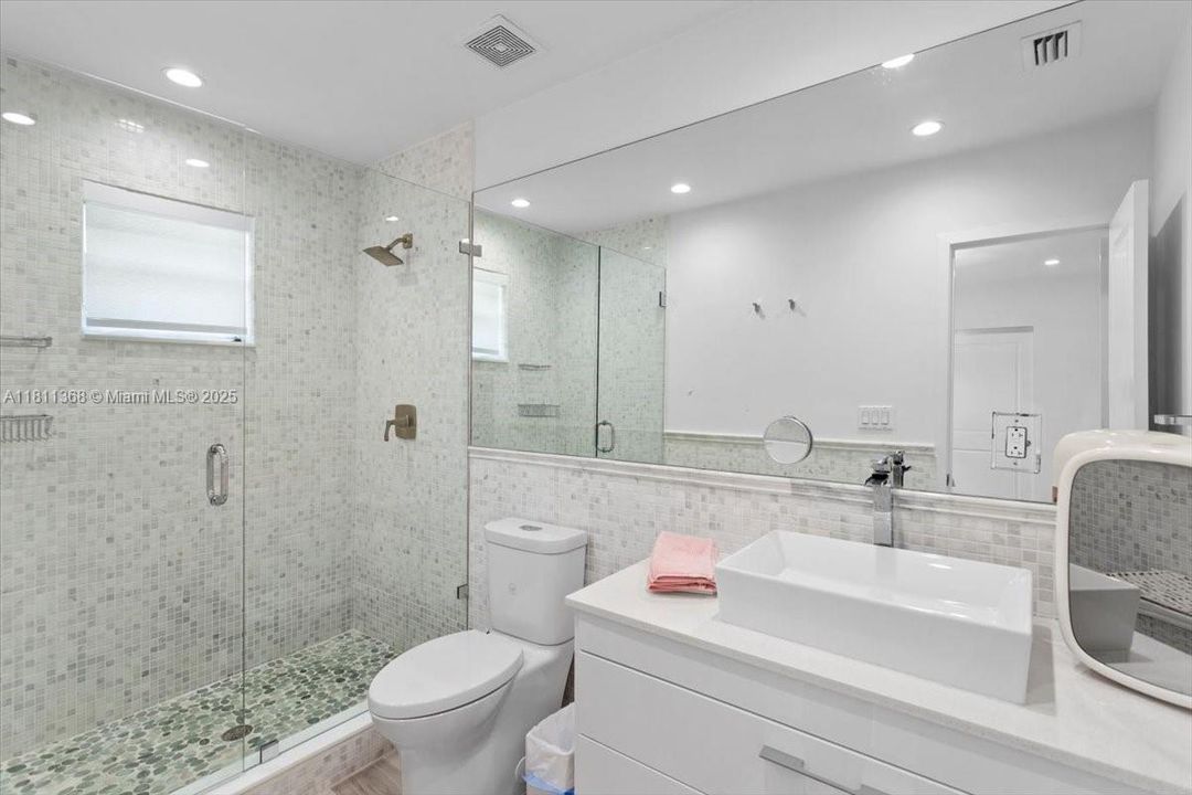 For Sale: $6,200,000 (3 beds, 2 baths, 3079 Square Feet)