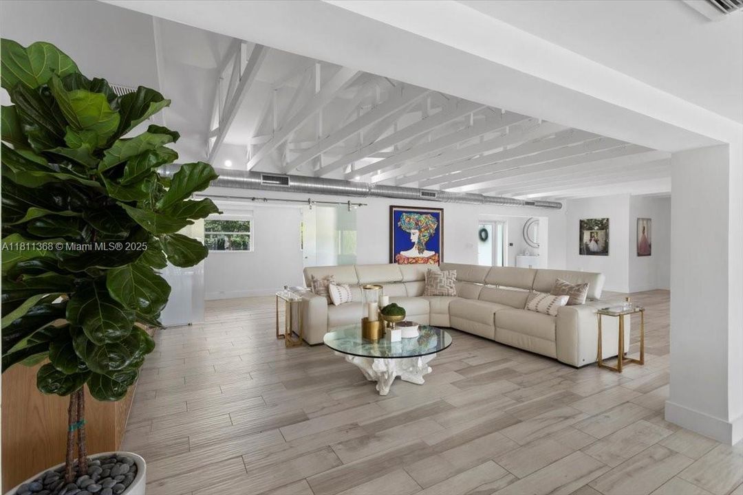 For Sale: $6,200,000 (3 beds, 2 baths, 3079 Square Feet)