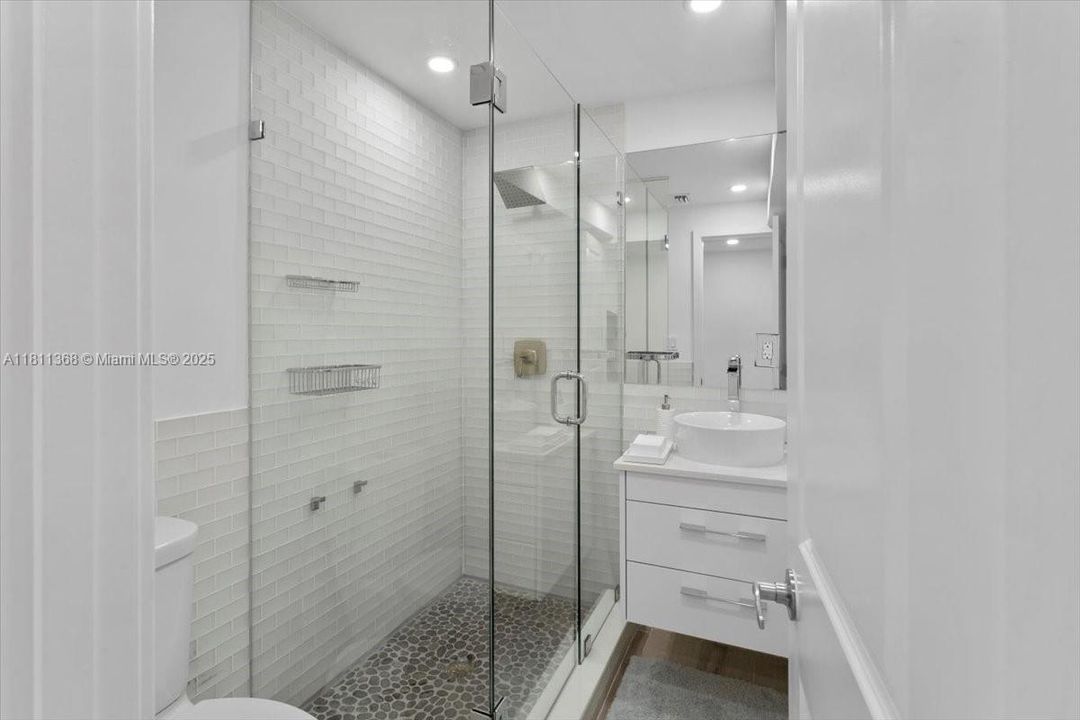 For Sale: $6,200,000 (3 beds, 2 baths, 3079 Square Feet)