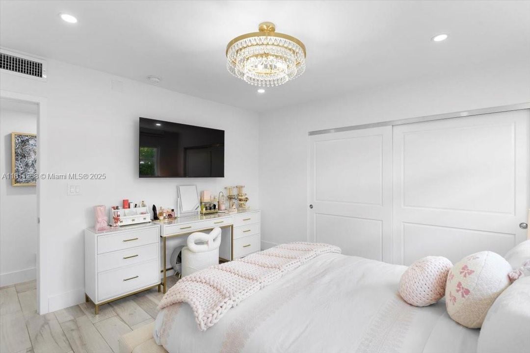 For Sale: $6,200,000 (3 beds, 2 baths, 3079 Square Feet)