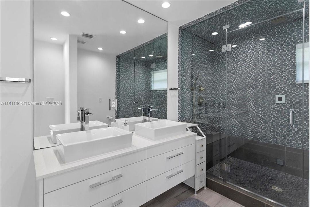 For Sale: $6,200,000 (3 beds, 2 baths, 3079 Square Feet)