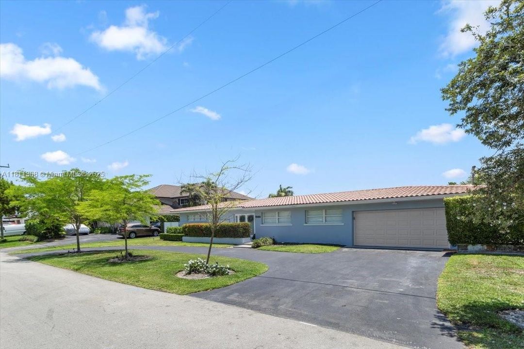 For Sale: $6,200,000 (3 beds, 2 baths, 3079 Square Feet)