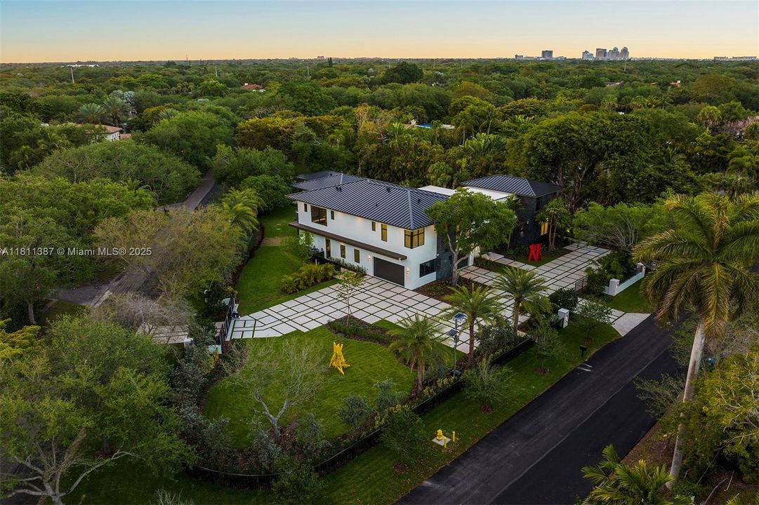 В аренду: $49,500 (8 спален, 8 ванн, 9376 Квадратных фут)