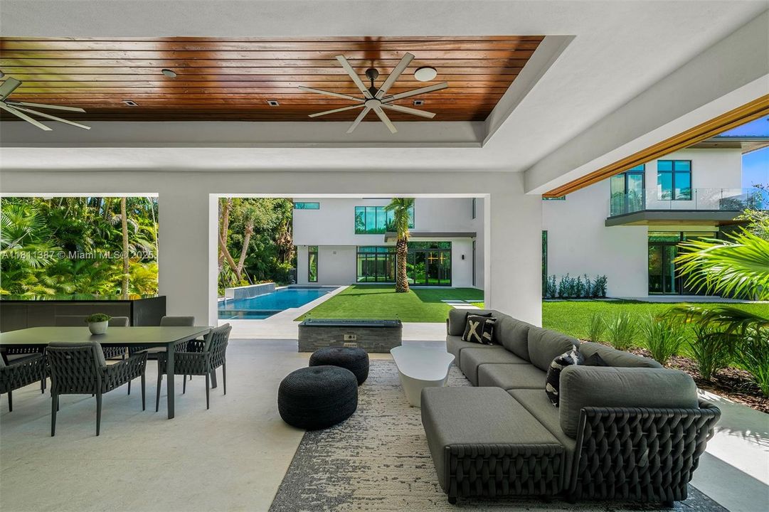 В аренду: $49,500 (8 спален, 8 ванн, 9376 Квадратных фут)