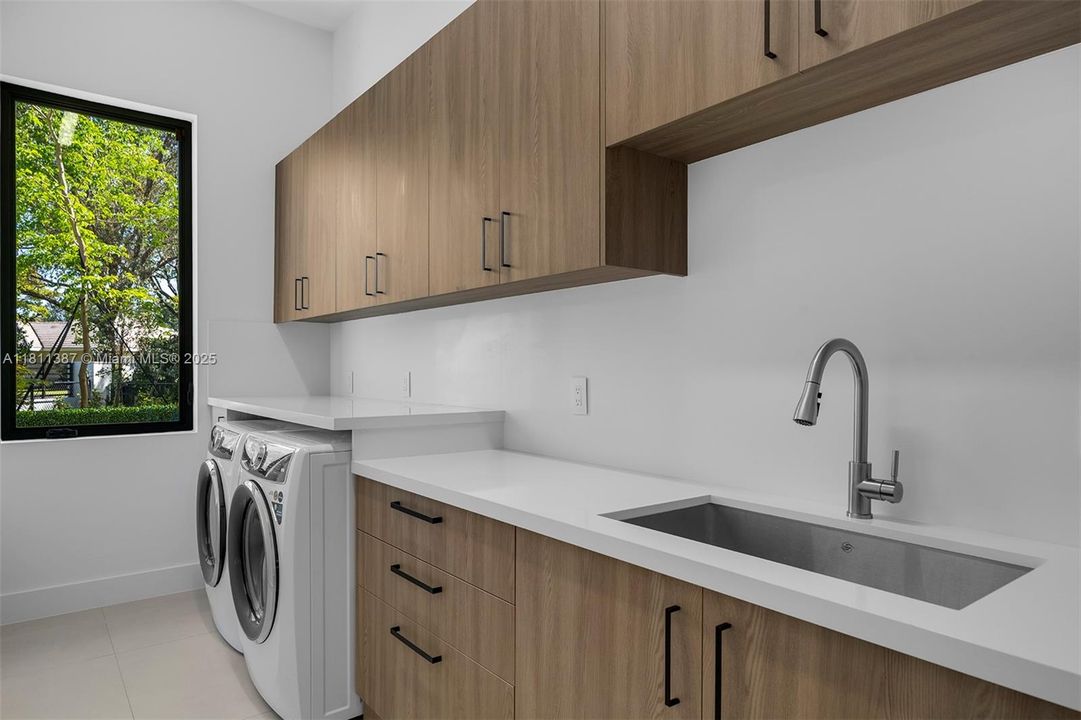 В аренду: $49,500 (8 спален, 8 ванн, 9376 Квадратных фут)