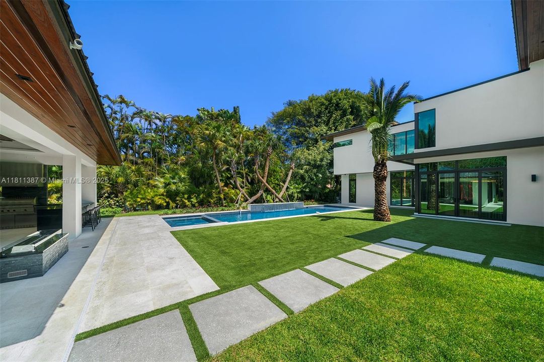 В аренду: $49,500 (8 спален, 8 ванн, 9376 Квадратных фут)