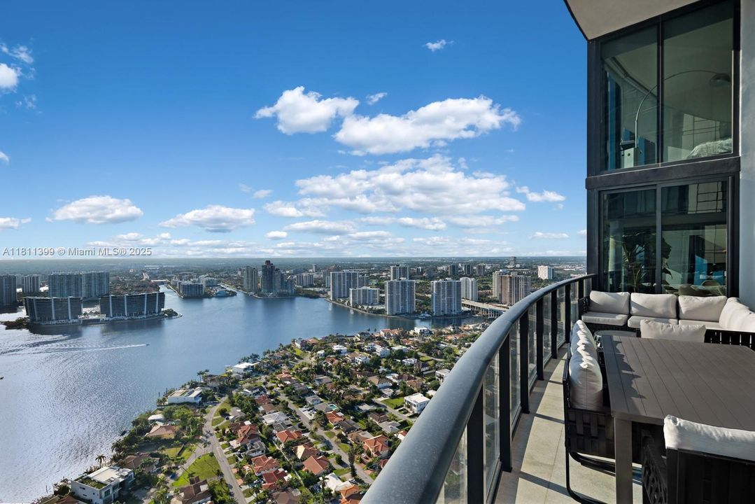 For Sale: $5,850,000 (3 beds, 4 baths, 3130 Square Feet)