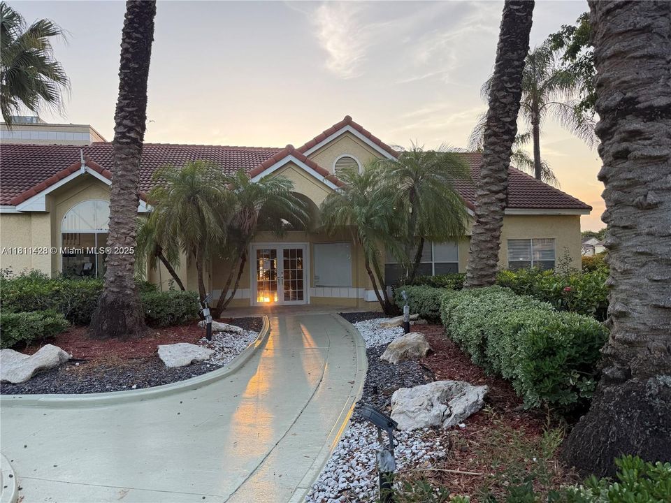 合同活跃: $1,900 (1 贝兹, 1 浴室, 743 平方英尺)