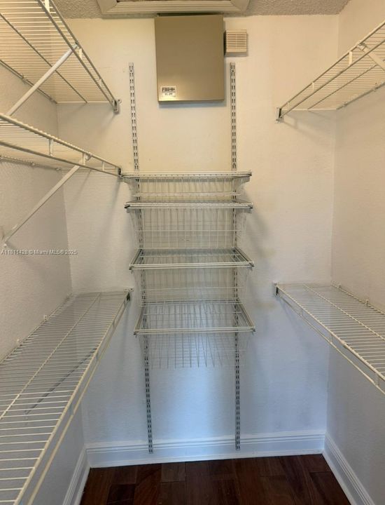 合同活跃: $1,900 (1 贝兹, 1 浴室, 743 平方英尺)