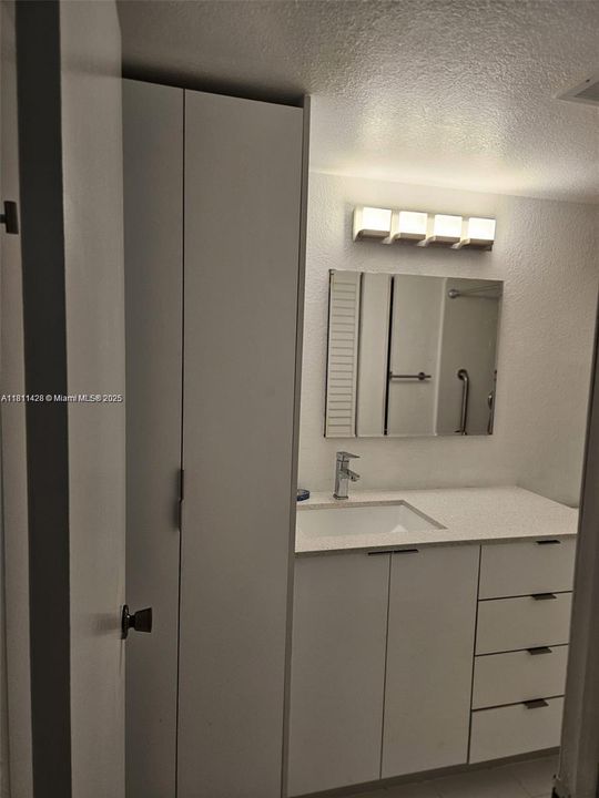 合同活跃: $1,900 (1 贝兹, 1 浴室, 743 平方英尺)