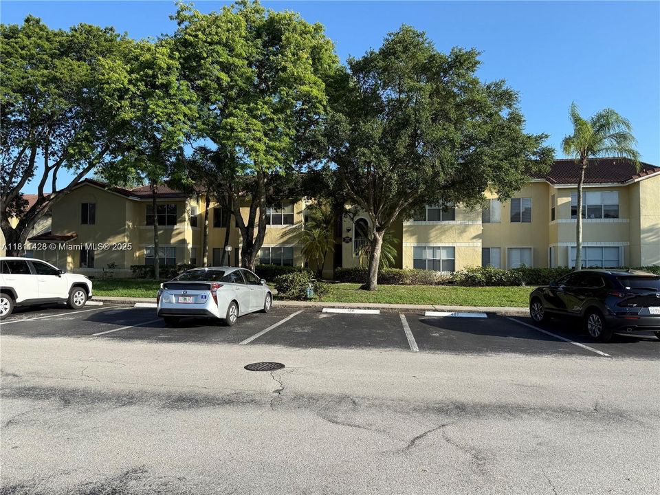 合同活跃: $1,900 (1 贝兹, 1 浴室, 743 平方英尺)