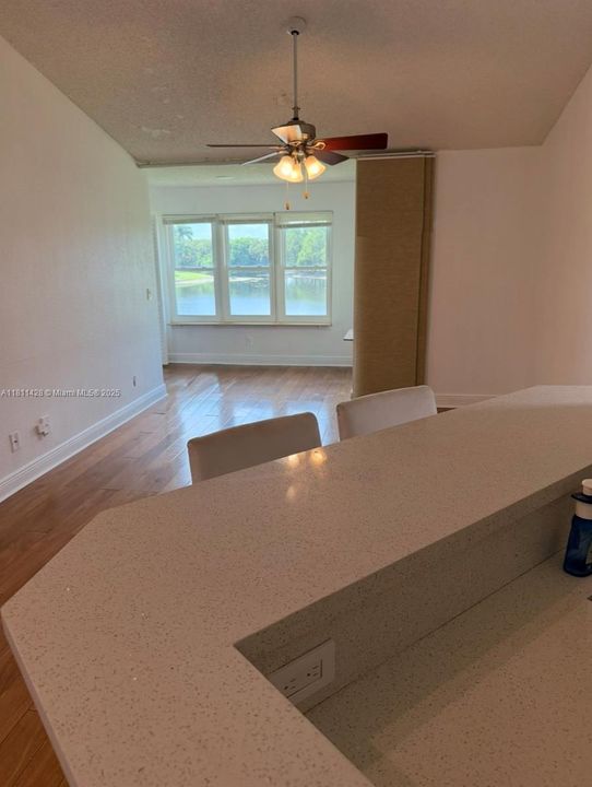 合同活跃: $1,900 (1 贝兹, 1 浴室, 743 平方英尺)