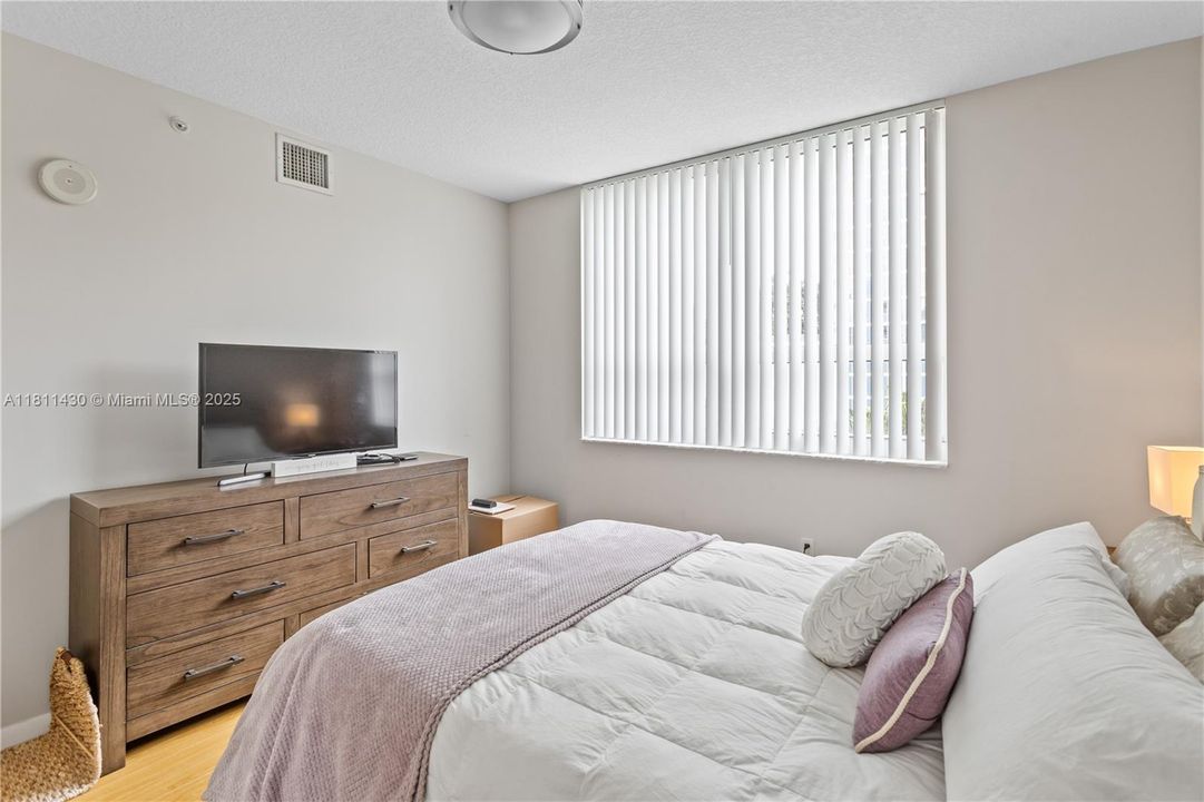 Vendido Recientemente: $398,000 (2 camas, 1 baños, 964 Pies cuadrados)