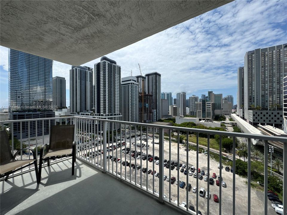 待售: $369,000 (2 贝兹, 2 浴室, 914 平方英尺)