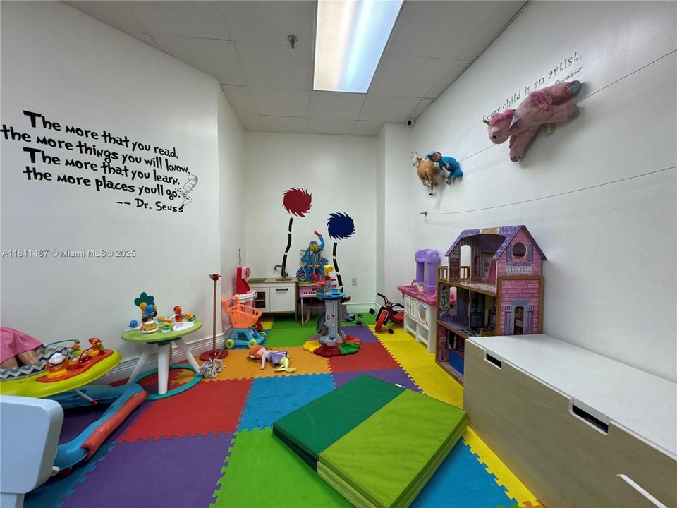 待售: $369,000 (2 贝兹, 2 浴室, 914 平方英尺)