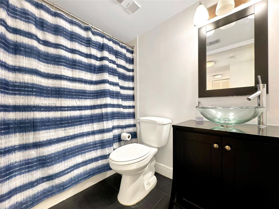 待售: $369,000 (2 贝兹, 2 浴室, 914 平方英尺)