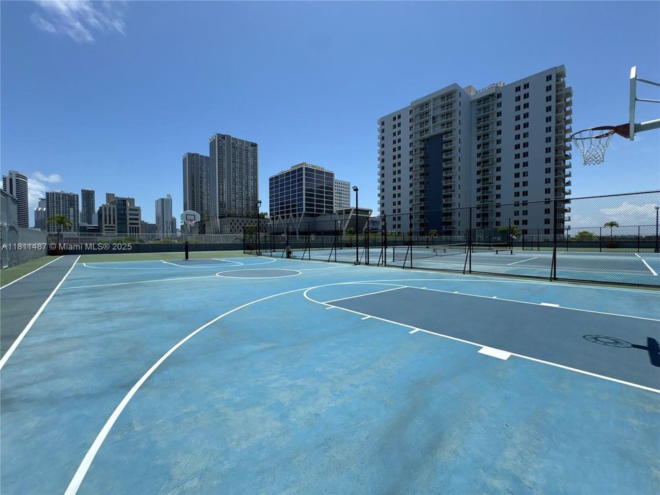 待售: $369,000 (2 贝兹, 2 浴室, 914 平方英尺)