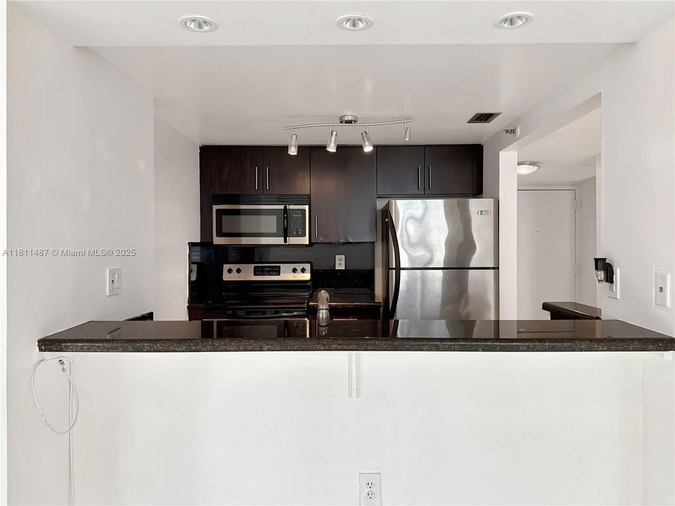 待售: $369,000 (2 贝兹, 2 浴室, 914 平方英尺)