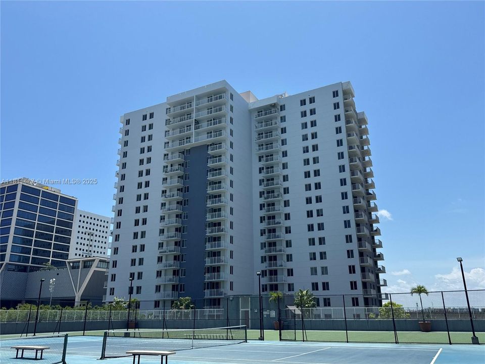 待售: $369,000 (2 贝兹, 2 浴室, 914 平方英尺)