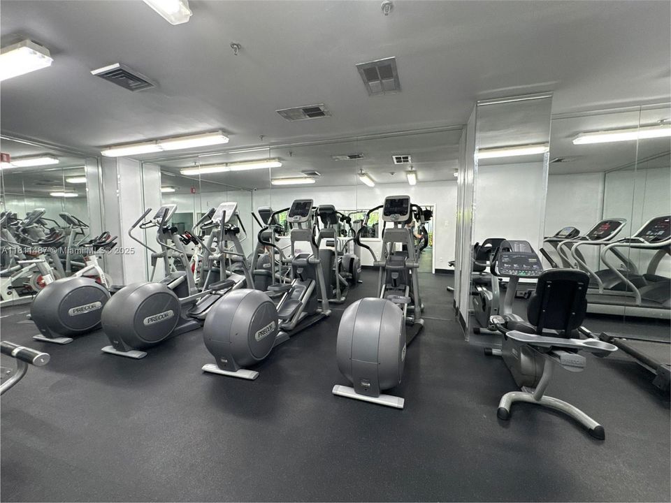 待售: $369,000 (2 贝兹, 2 浴室, 914 平方英尺)