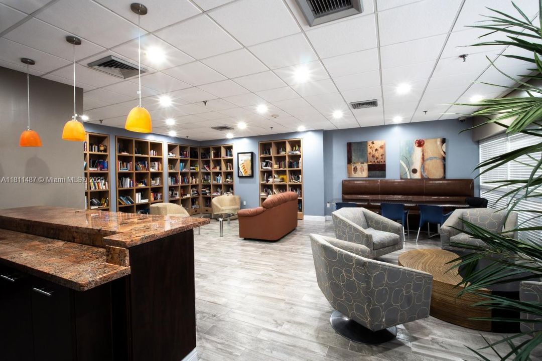 待售: $369,000 (2 贝兹, 2 浴室, 914 平方英尺)