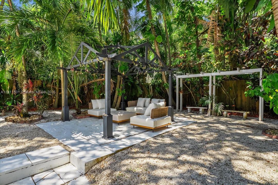 Недавно продано: $895,000 (3 спален, 2 ванн, 1227 Квадратных фут)