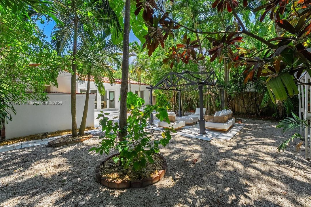 Недавно продано: $895,000 (3 спален, 2 ванн, 1227 Квадратных фут)