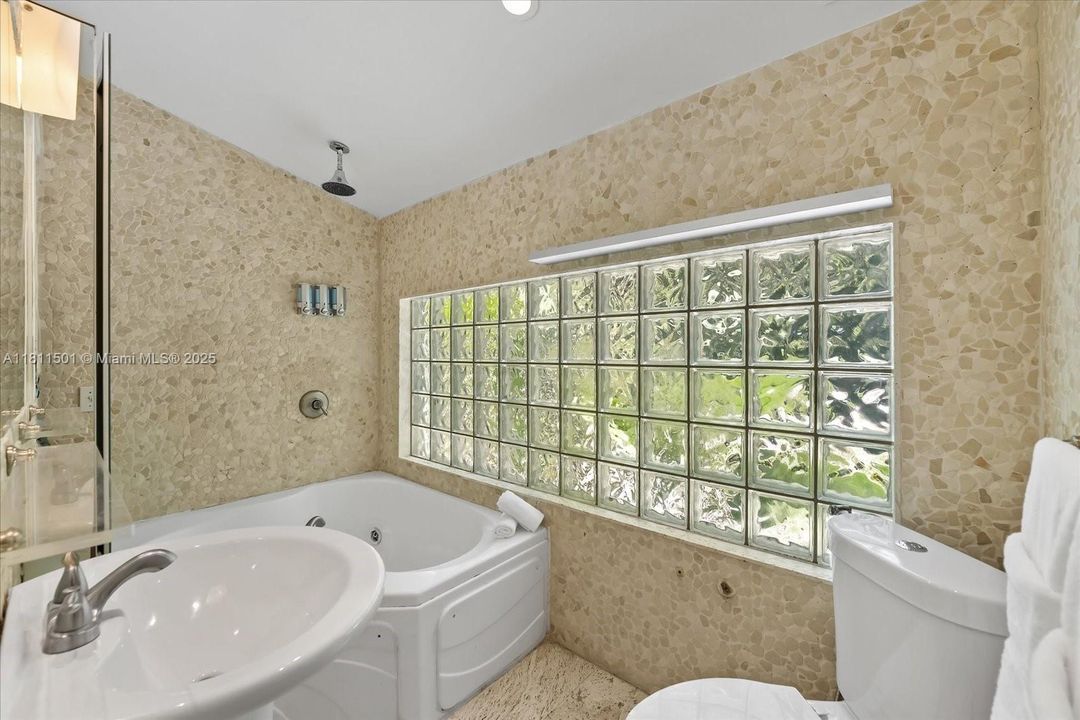 Недавно продано: $895,000 (3 спален, 2 ванн, 1227 Квадратных фут)