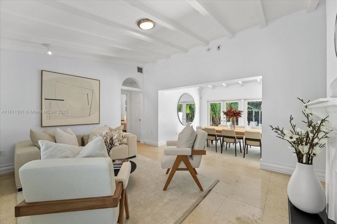 Недавно продано: $895,000 (3 спален, 2 ванн, 1227 Квадратных фут)