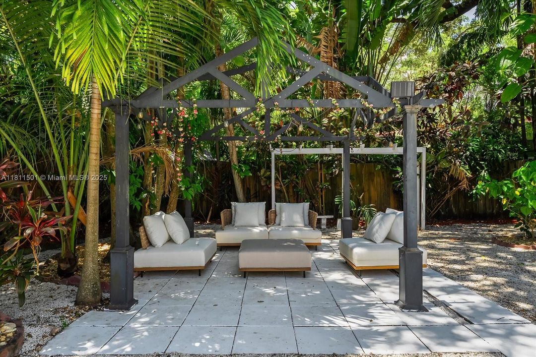 Недавно продано: $895,000 (3 спален, 2 ванн, 1227 Квадратных фут)