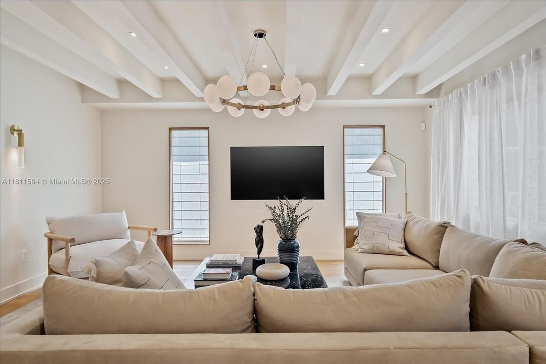 Recently Sold: $1,590,000 (3 beds, 2 baths, 1822 Square Feet)