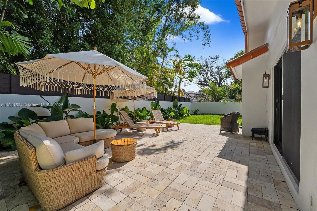 Recently Sold: $1,590,000 (3 beds, 2 baths, 1822 Square Feet)