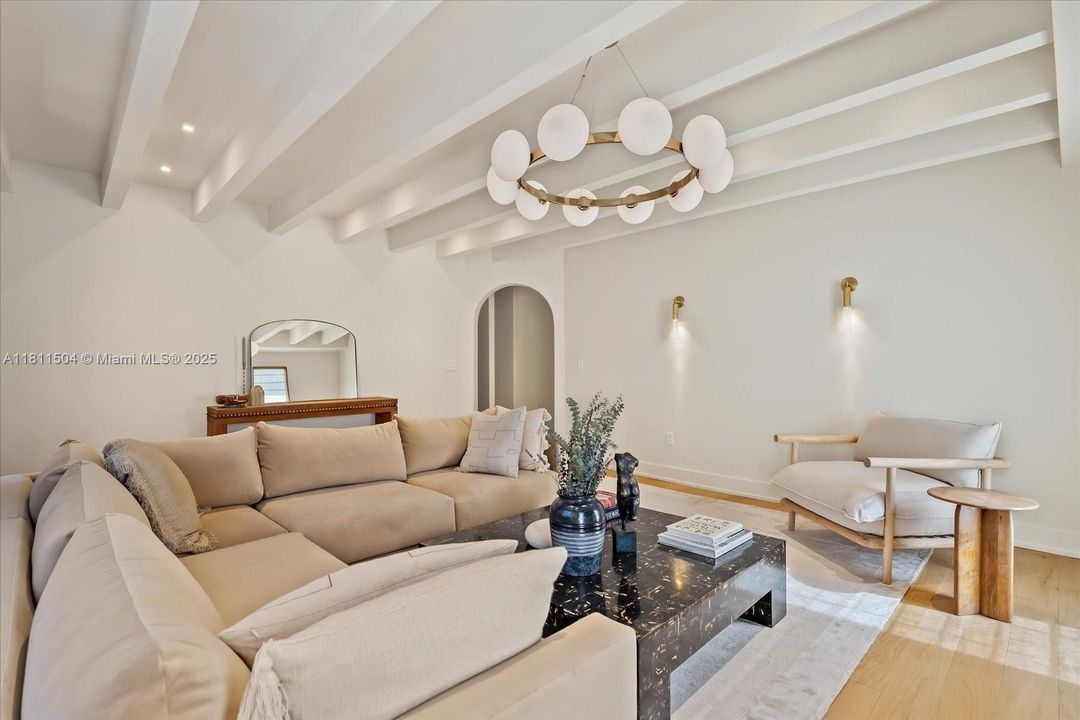 Recently Sold: $1,590,000 (3 beds, 2 baths, 1822 Square Feet)