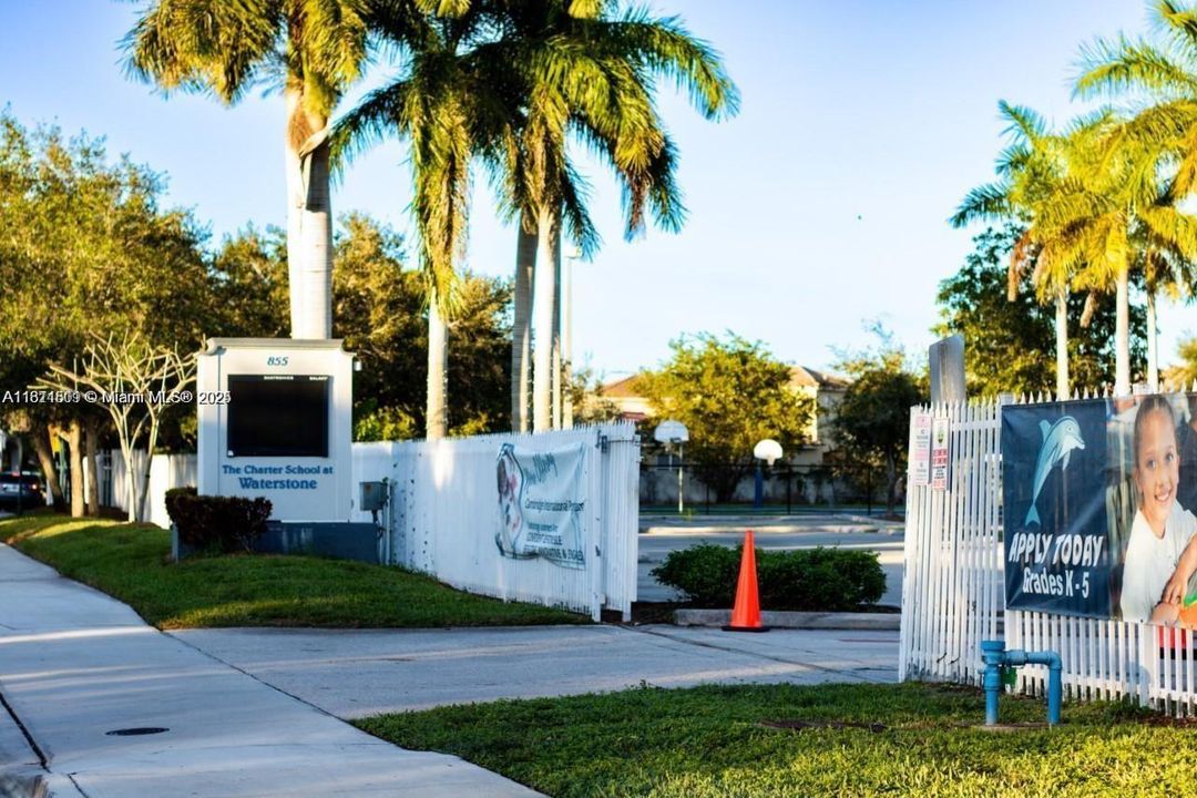 合同活跃: $485,000 (4 贝兹, 2 浴室, 1789 平方英尺)