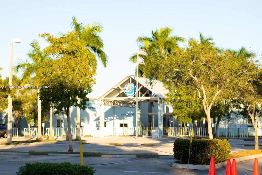 合同活跃: $485,000 (4 贝兹, 2 浴室, 1789 平方英尺)