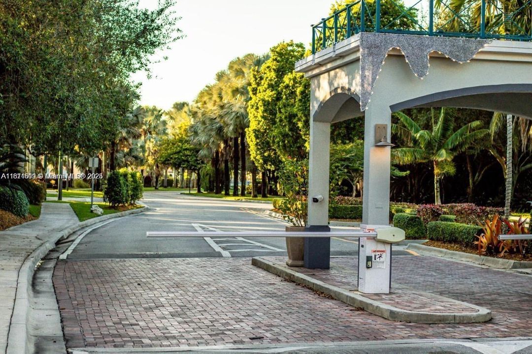 合同活跃: $485,000 (4 贝兹, 2 浴室, 1789 平方英尺)