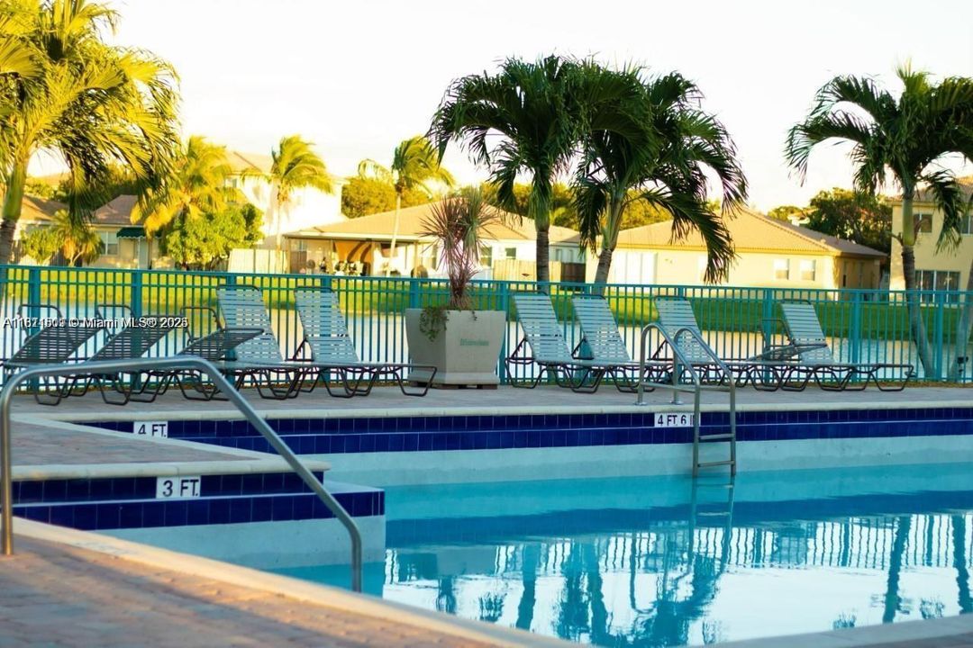 合同活跃: $485,000 (4 贝兹, 2 浴室, 1789 平方英尺)