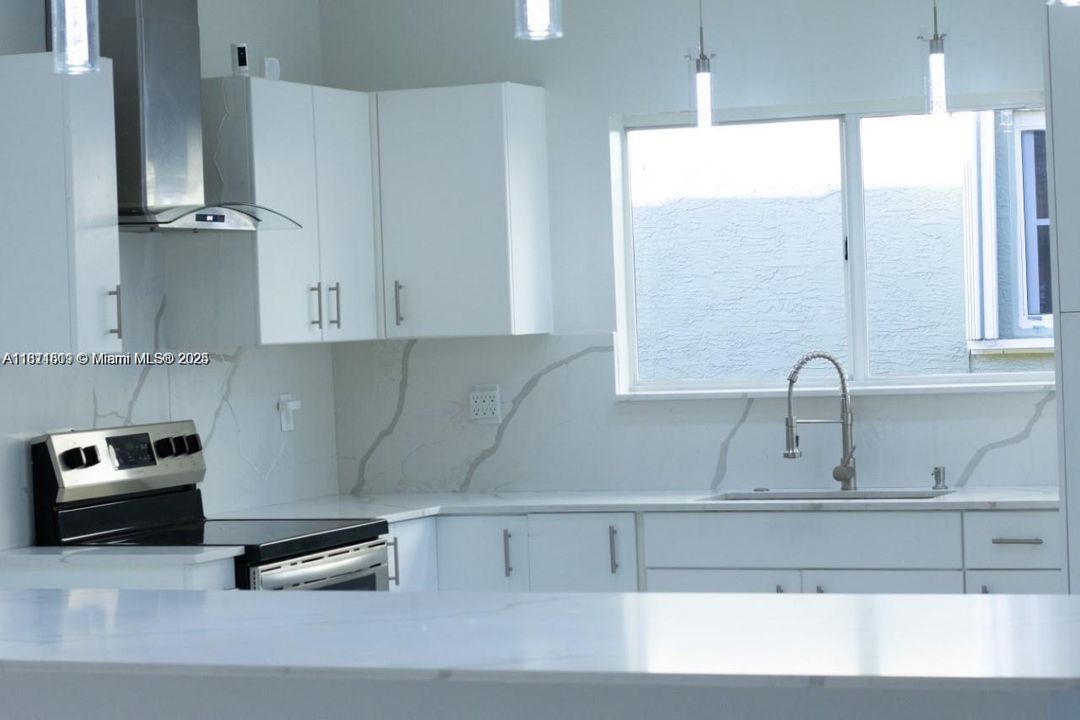 合同活跃: $485,000 (4 贝兹, 2 浴室, 1789 平方英尺)